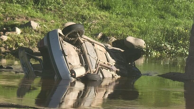 COSQUÍN: UN AUTO CAYÓ AL RÍO TRAS UN ACCIDENTE EN EL PUENTE CARRETERO