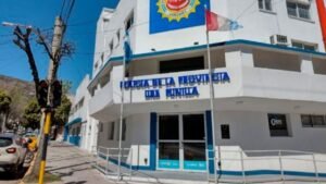 VILLA CARLOS PAZ: UN POLICÍA MANIPULABA SU ARMA, SE LE ESCAPÓ UN DISPARO E HIRIÓ A UN COMPAÑERO