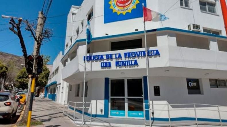 VILLA CARLOS PAZ: UN POLICÍA MANIPULABA SU ARMA, SE LE ESCAPÓ UN DISPARO E HIRIÓ A UN COMPAÑERO