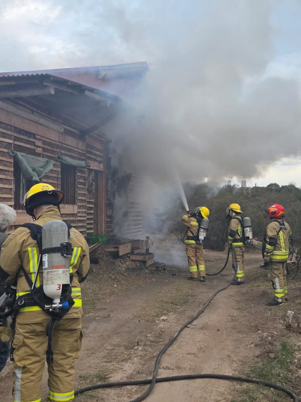 INCENDIO EN UNA VIVIENDA DE TANTI: NO HUBO HERIDOS Y SOLO SE REGISTRARON DAÑOS MATERIALES