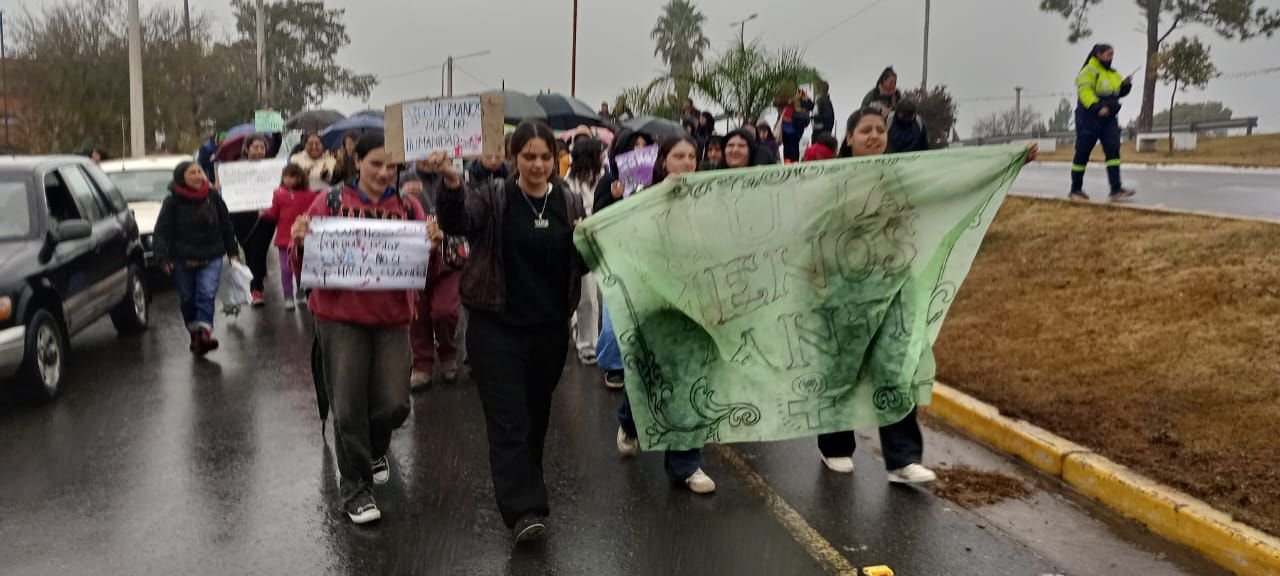 BAJO LA LLUVIA, TANTI VOLVIÓ A MARCHAR AL GRITO DE NI UNA MENOS