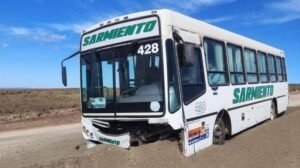 COLECTIVO DESPISTÓ EN LA RUTA 28 Y TERMINÓ INCRUSTADO EN UN MONTÍCULO