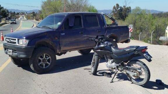 ACCIDENTE EN TANTI: UN DOCENTE FUE EMBESTIDO POR UNA MOTO Y UNO DE LOS MOTOCICLISTAS TERMINÓ HOSPITALIZADO ACCIDENTE EN TANTI: UN DOCENTE FUE EMBESTIDO POR UNA MOTO Y UNO DE LOS MOTOCICLISTAS TERMINÓ HOSPITALIZADO