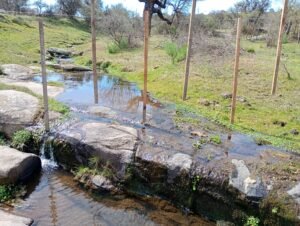 VILLA FLOR SERRANA: DENUNCIAN EL CERCADO ILEGAL DE UN ARROYO Y LA MUNICIPALIDAD DE TANTI INTERVIENE ANTE LA PROVINCIA