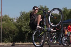 JÓVENES DE TANTI RECLAMAN UN ESPACIO SEGURO PARA LA PRÁCTICA DEL DEPORTE URBANO «STUNT»